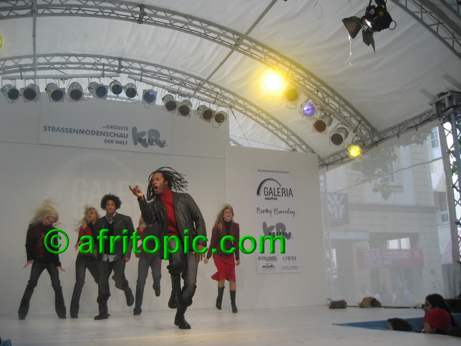 ../Images/Krefeld-Strssenmodenschau-2005 244.jpg